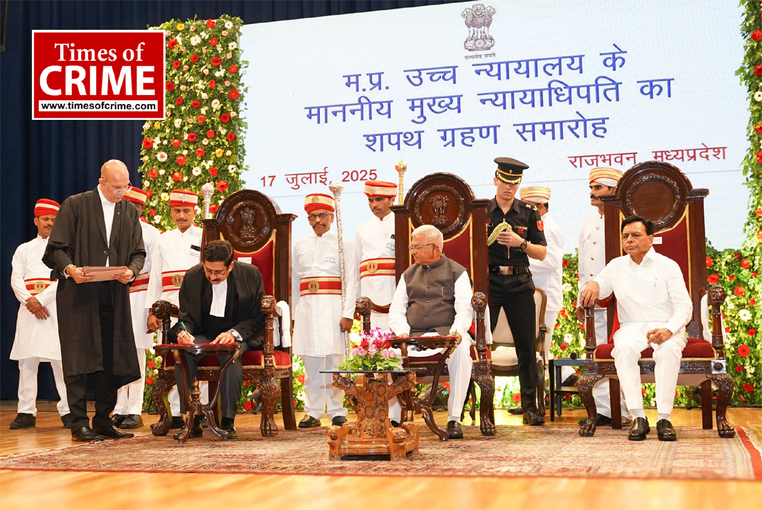राज्यपाल श्री मंगुभाई पटेल ने न्यायमूर्ति श्री संजीव सचदेवा को मध्यप्रदेश उच्च न्यायालय के मुख्य न्यायाधिपति के पद की शपथ दिलायी