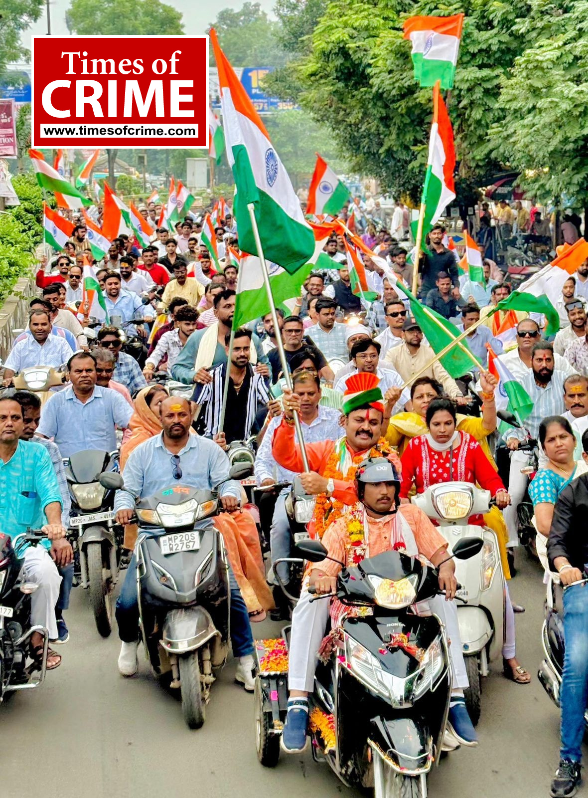 विधायक डॉ पांडे के नेतृत्व में निकली गई विशाल तिरंगा यात्रा, पूरी रैली में मात्र एक व्यक्ति ने हेलमेट पहना 
