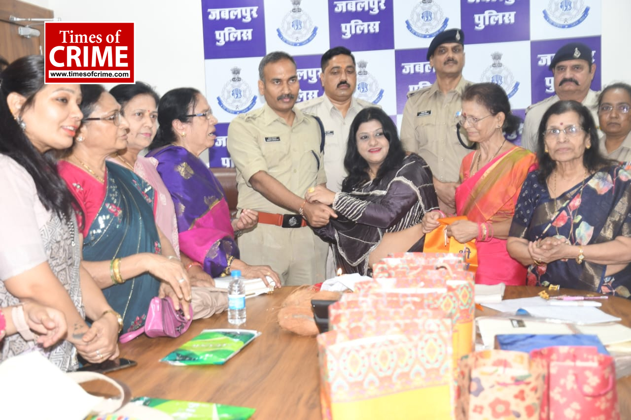 अखिल भारतवर्षीय दिगम्बर जैन महिला परिषद सदस्यों द्वारा पुलिस अधीक्षक सम्पत उपाध्याय की कलाई में राखी बांधकर सम्मानित किया