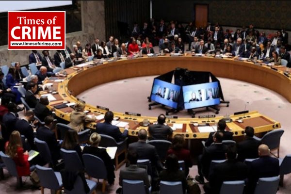 वेनेजुएला के राष्‍ट्रपति निकोलस मादुरो अपहरण को लेकर बुलाई गई संयुक्त राष्ट्र सुरक्षा परिषद (UNSC) की बैठक काफी हंगामेदार नजर आ रही है. रूस और चीन सहित कोलंबिया जैसे देशों ने डॉनल्‍ड ट्रंप के इस न्‍यू नॉर्मल को आड़े हाथों लिया. चारों तरफ से घिरे अमेरिका की तरफ से बेबाकी से कहा गया कि उनका वेनेजुएला पर कब्‍जा करने का कोई इरादा नहीं है. यह केवल ड्रग्‍स के खिलाफ कार्रवाई है. रूस और कोलंबिया ने संयुक्त रूप से अमेरिका पर तीखा हमला बोलते हुए इसे 'अंतरराष्ट्रीय अपराध' करार दिया है. रूस ने दो टूक शब्दों में कहा है कि वाशिंगटन ने वेनेजुएला की संप्रभुता को कुचलकर दुनिया के सामने एक खतरनाक मिसाल पेश की है. "मादुरो और उनकी प*त्नी को तुरंत रिहा करे अमेरिका" UNSC में रूस के प्रतिनिधि ने अमेरिका की कड़ी भर्त्सना करते हुए कहा कि इस सशस्त्र ह*मले का कोई भी तर्कसंगत आधार नहीं हो सकता. रूस ने वेनेजुएला के लोगों के साथ एकजुटता जाहिर करते हुए मांग की है कि अमेरिका राष्ट्रपति निकोलस मादुरो और उनकी पत्नी को बिना शर्त रिहा करे. रूस ने साफ कहा कि अमेरिका ने बातचीत और कूटनीति का रास्ता छोड़कर बंदूक के द*म पर लोकतंत्र की हत्या की है. रूसी दूतावास ने इसे राजकीय आ*तंकवा*द के समान बताया है. कोलंबिया की गुहार कोलंबिया के अनुरोध पर ही यह आपातकालीन बैठक बुलाई गई. कोलंबिया ने अमेरिका की सैन्य कार्रवाई को वेनेजुएला की राजनीतिक स्वतंत्रता और क्षेत्रीय अखंडता का खुला उल्लंघन बताया. कोलंबियाई प्रतिनिधि ने परिषद को धन्यवाद देते हुए कहा कि अमेरिका ने 3 जनवरी की कार्रवाई में किसी भी अंतरराष्ट्रीय नियम का सम्मान नहीं किया. कोलंबिया ने मांग की है कि इस तनाव को कम करने के लिए तत्काल प्रभाव से संवाद और कूटनीति का सहारा लिया जाना चाहिए. संयुक्त राष्ट्र की चेतावनी UN अंडर-सेक्रेटरी जनरल रोज़मेरी डिकार्लो ने ब्रीफिंग के दौरान स्थिति को अत्यंत गंभीर बताया. उन्होंने चेतावनी दी कि 3 जनवरी की कार्रवाई ने एक ऐसा खतरनाक मिसाल सेट कर दिया है, जिससे भविष्य में किसी भी देश की संप्रभुता सुरक्षित नहीं रहेगी. उन्होंने कहा कि स्थिति अभी भी नियंत्रण में आ सकती है यदि कानून की शक्ति को सर्वोपरि रखा जाए. अमेरिका की वेनेजुएला संकट पर सफाई चौतरफा घिरे अमेरिका ने अपना बचाव करते हुए एक चौंकाने वाला बयान दिया. अमेरिकी प्रतिनिधि ने कहा, "हम किसी देश पर कब्जा नहीं कर रहे हैं. यह कोई युद्ध नहीं बल्कि 'लॉ एनफोर्समेंट एक्शन' (कानूनी कार्रवाई) थी." अमेरिका ने निकोलस मादुरो को राष्ट्रपति मानने से इनकार करते हुए उन्हें महज एक 'नार्को-ट्रैफिकर' (नशीले पदार्थों का तस्कर) करार दिया. अमेरिका का तर्क है कि मादुरो ने पश्चिमी गोलार्ध को अस्थिर करने की कोशिश की, इसलिए उन पर अमेरिकी अदालत में मुकदमा चलाया जाएगा.भारत की भूमिका पर दुनिया की नजर डेनमार्क और लातविया यूएस के एक्‍शन से घबराए वेनेजुएला में अमेरिकी सैन्य कार्रवाई और राष्ट्रपति निकोलस मादुरो की गिरफ्तारी के बाद संयुक्त राष्ट्र सुरक्षा परिषद (UNSC) में बहस के दौरान डेनमार्क, लातविया और पनामा जैसे देशों ने भी कड़ी प्रतिक्रिया दी. दिलचस्प बात यह है कि इन देशों ने जहां एक तरफ मादुरो शासन की कमियां गिनाईं, वहीं दूसरी तरफ अमेरिका की एकतरफा सैन्य कार्रवाई का समर्थन करने से भी बचते नजर आए. 'बंदूक से नहीं नियमों से चलेगी दुनिया' डेनमार्क ने सुरक्षा परिषद में दो टूक कहा कि वेनेजुएला की घटना एक 'खतरनाक मिसाल' (Dangerous Precedent) पेश करती है. डेनमार्क ने स्पष्ट किया कि किसी भी देश की क्षेत्रीय अखंडता और स्वतंत्रता का सम्मान होना चाहिए और अंतरराष्ट्रीय कानून का हर हाल में पालन हो. हालांकि, डेनमार्क और लातविया दोनों ने मादुरो शासन की विफलताओं का जिक्र किया, लेकिन उन्होंने समाधान के लिए केवल 'कूटनीति और बातचीत' पर जोर दिया. लातविया ने कहा कि वेनेजुएला के भविष्य का फैसला बंदूक से नहीं बल्कि अंतरराष्ट्रीय नियमों के दायरे में होना चाहिए. पनामा का सख्त रुख पनामा ने वेनेजुएला की बिगड़ती स्थिति के लिए सीधे तौर पर मादुरो शासन को जिम्मेदार ठहराया. पनामा के प्रतिनिधि ने कहा कि अंतरराष्ट्रीय समुदाय वेनेजुएला की मानवीय स्थिति को नजरअंदाज नहीं कर सकता. पनामा ने मांग की कि वेनेजुएला में सभी राजनीतिक कै*दियों को तुरंत रिहा किया जाना चाहिए. साथ ही, पनामा ने संप्रभुता के प्रति अपनी कटिबद्धता दोहराते हुए संकेत दिया कि वे किसी भी देश में बाहरी हस्तक्षेप के पक्ष में नहीं हैं. क्या युद्ध की ओर बढ़ रहा है लैटिन अमेरिका?