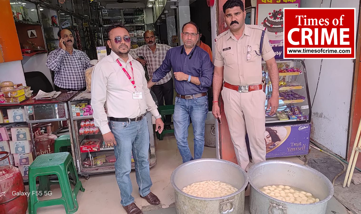 श्रीराम स्वीट्स तथा श्री स्वीट्स एंड बेकरी का खाद्य पदार्थों का निरीक्षण, मिलावट की आशंका पर परीक्षण हेतु लिये गये नमूने